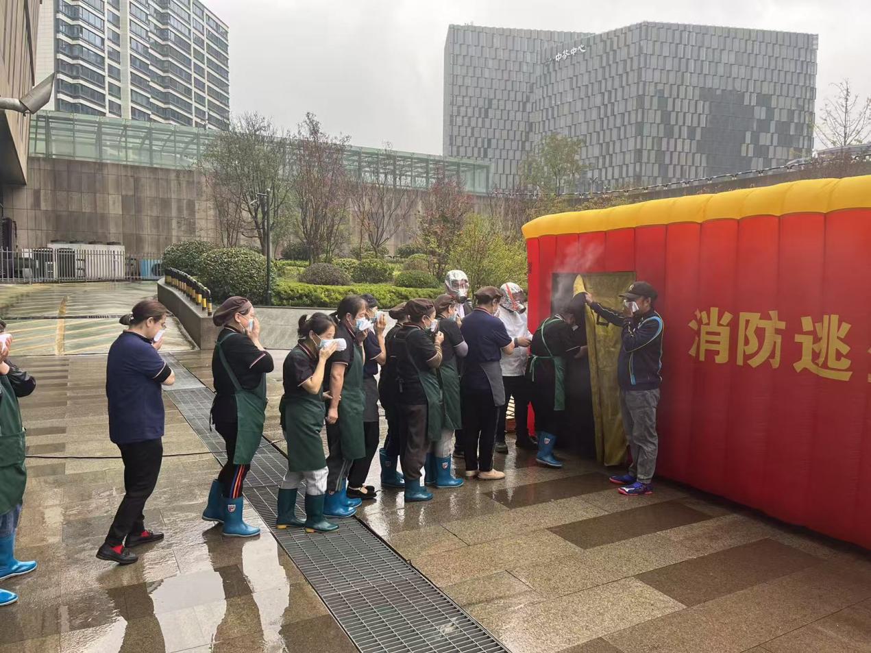 火场逃生模拟演练.jpg 火场逃生模拟演练.jpg